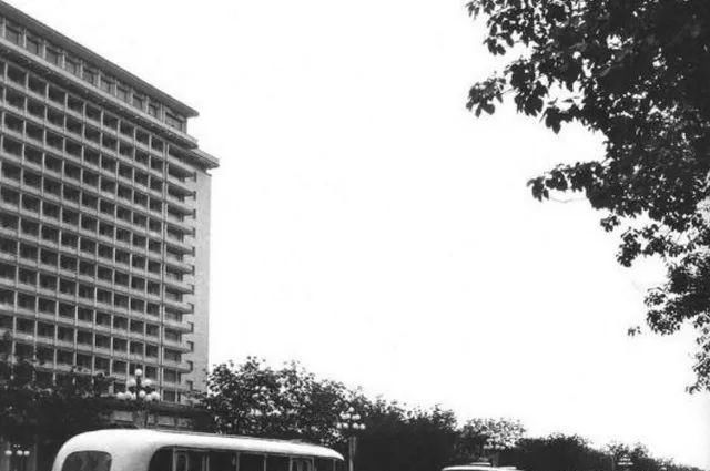 大街|1979年老照片：行人过马路走斑马线，当时大街上还是以自行车居多