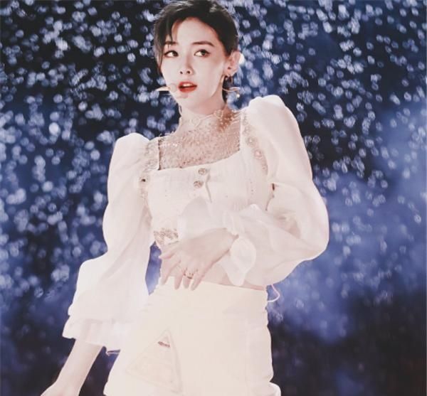  出道|硬糖少女成员出道的年龄，希林18岁，张艺凡19岁，而她5岁就出道