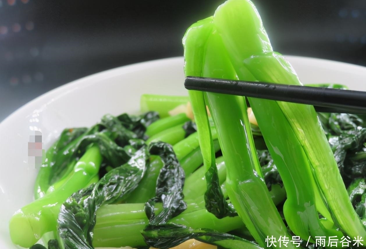 技巧|炒青菜,别直接下锅!大厨教你2个技巧,青菜翠绿又脆嫩,不出水