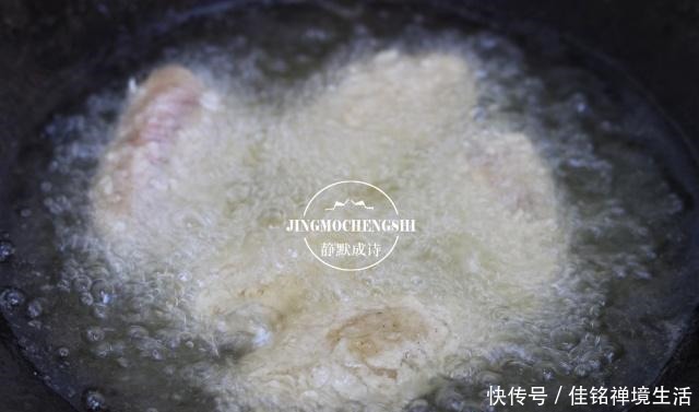 小女孩|跟七岁小女孩学炸鸡翅,注意裹粉步骤,鸡翅表面能起鳞