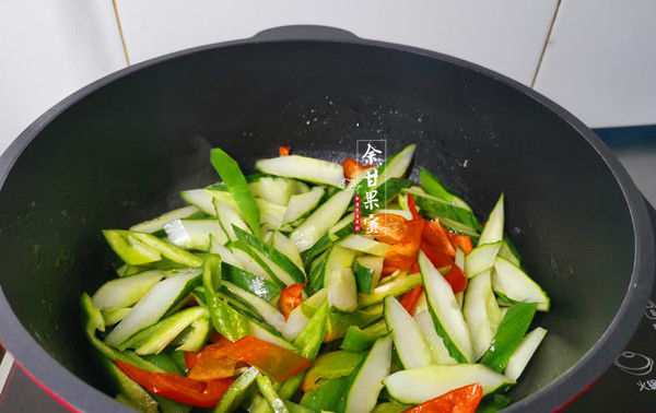  下饭|炒鸡蛋简单快捷也下饭，我用这两种蔬菜同炒，爽口开胃老光盘
