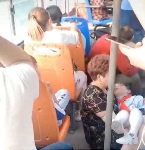 无一|奶奶抱熟睡孙女坐公交,周围乘客无一人让座,坐地抱娃引争议