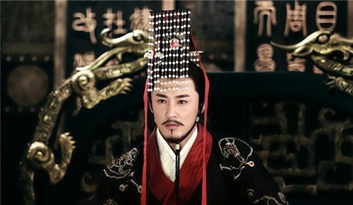 老虎|皇帝讨厌胡人进贡的动物，命大臣拿去喂虎，不料老虎趴地上不敢动