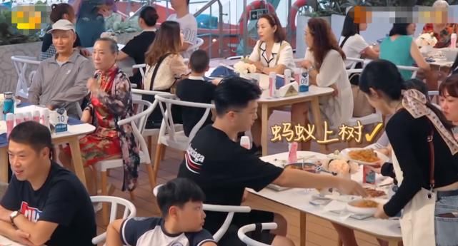 口罩|《中餐厅》上菜不戴口罩引热议,有谁注意赵丽颖的举动?人红是有原因的