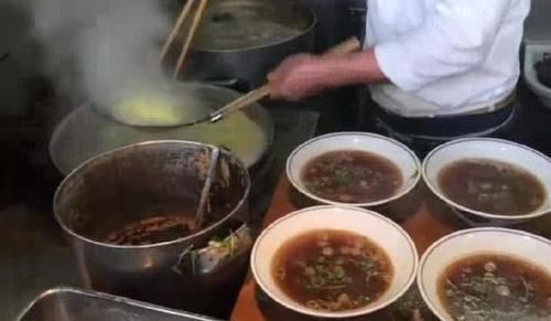 碗面|10元1口的面你吃过吗大哥小摊开了12年,食客天天排队还买不到