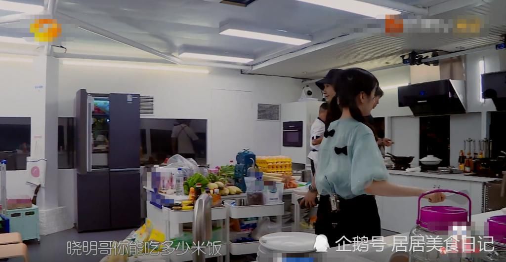  打扰|《中餐厅》黄晓明减肥只吃一口饭，看清赵丽颖吃多少，网友：打扰了！