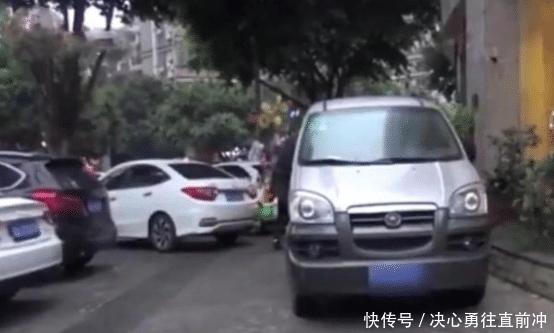  恶意|男子车被人恶意喷漆，报警后找到肇事者：打半个多小时挪车电话都不接