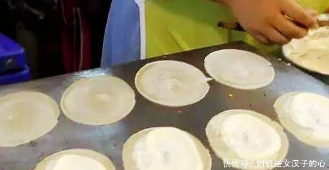 美女|90后美女摆摊卖“创意”小吃,一天卖300个,月收入过万元!