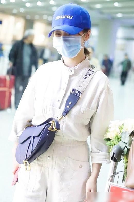 白色|杨紫参加完百花奖后，白色工装连体裤出镜，干净利落！