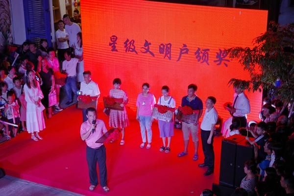 三亚市|三亚市天涯小镇居民游客共庆“双节”唱响“我和我的祖国”