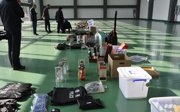 纪念币|黄金首饰、烟酒、纪念币，700件价值200万的赃物铺满篮球场！警方打掉特大入室盗窃团伙