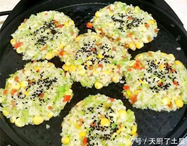 米饭|剩米饭别再炒着吃了，这样做简单营养又美味，我家一周吃3次