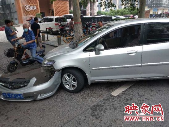 电动车|电动车超速撞掉轿车“前脸” 围观群众来评理