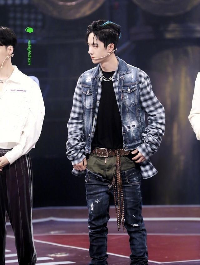 王一博|王一博穿双层裤子,一层裤腰挂在大腿根儿,要做中国贾斯汀比伯?