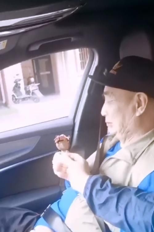 车内|81岁老大爷车内吃雪糕,儿子一个举动弄哭父亲,网友竖起大拇指