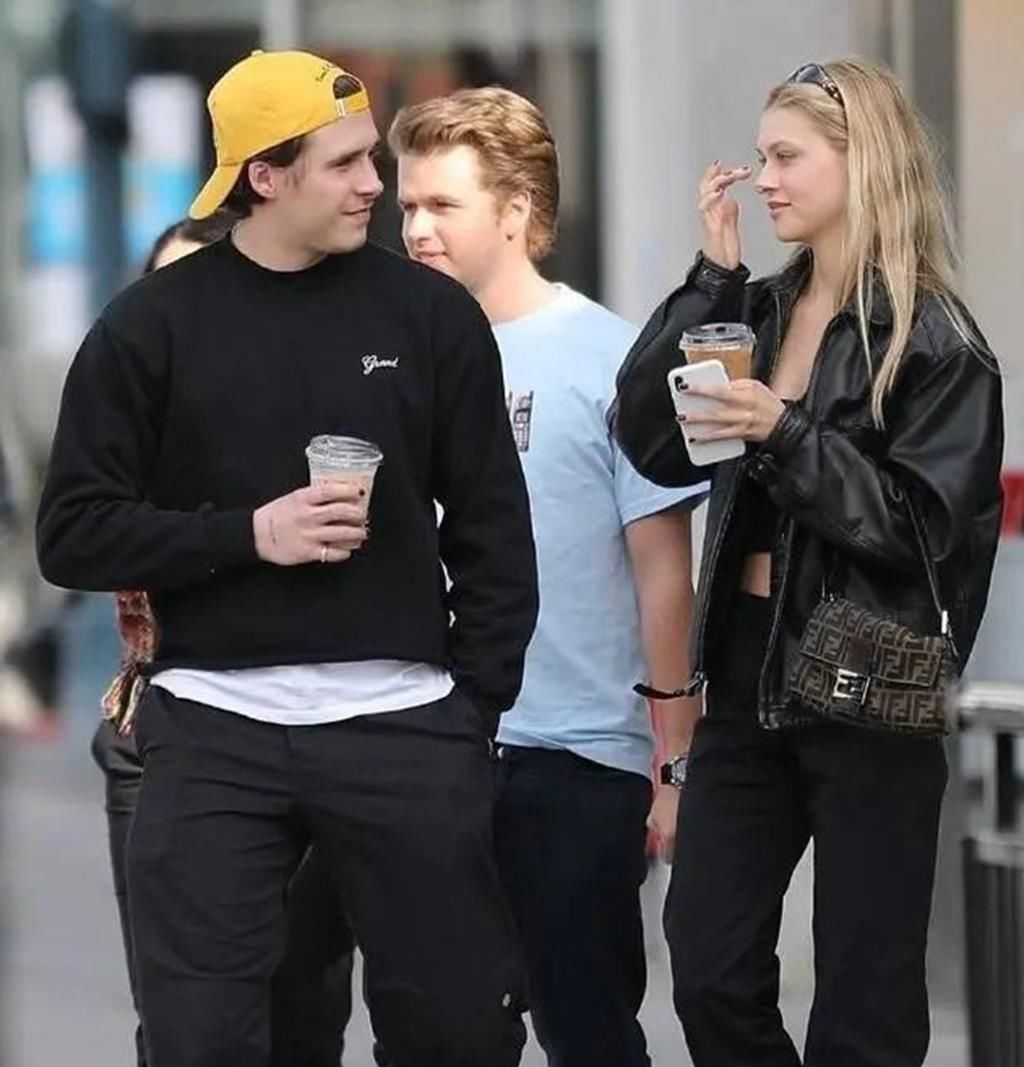  二人|贝克汉姆儿媳晒出睡衣照！金发碧眼气质出众，二人筹备顶级婚礼