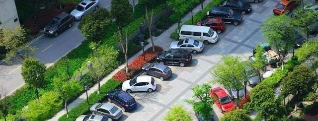  停车场|为啥小区车位白天也满员，难道车主都不上班？业主的回答太心酸