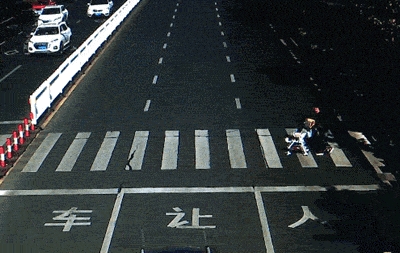  着孩子的手|2岁孙女过马路被撞飞，因为一个动作，爷爷被判主要责任