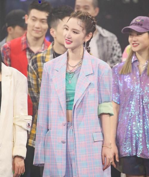  张萌|张萌参加《街舞》追星王一博失败，自己画和王一博合影，原因曝光逗趣好笑