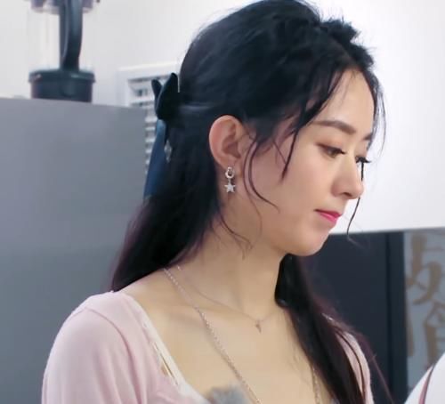  样子|以为赵丽颖不会做饭，看她拿两把刀剁肉馅的动作，才知小看她了