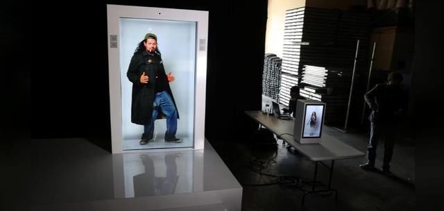  央视|酷！美国媒体人逆袭：制造“全息术”机器 还上了中国的央视