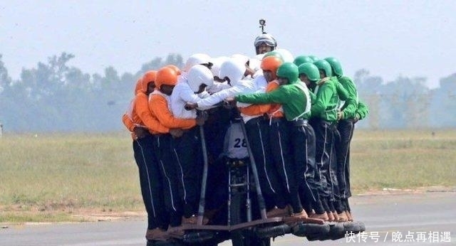 创造|印军一辆摩托车侧翻,摔下58人场面壮观!太会玩,创造了世界纪录