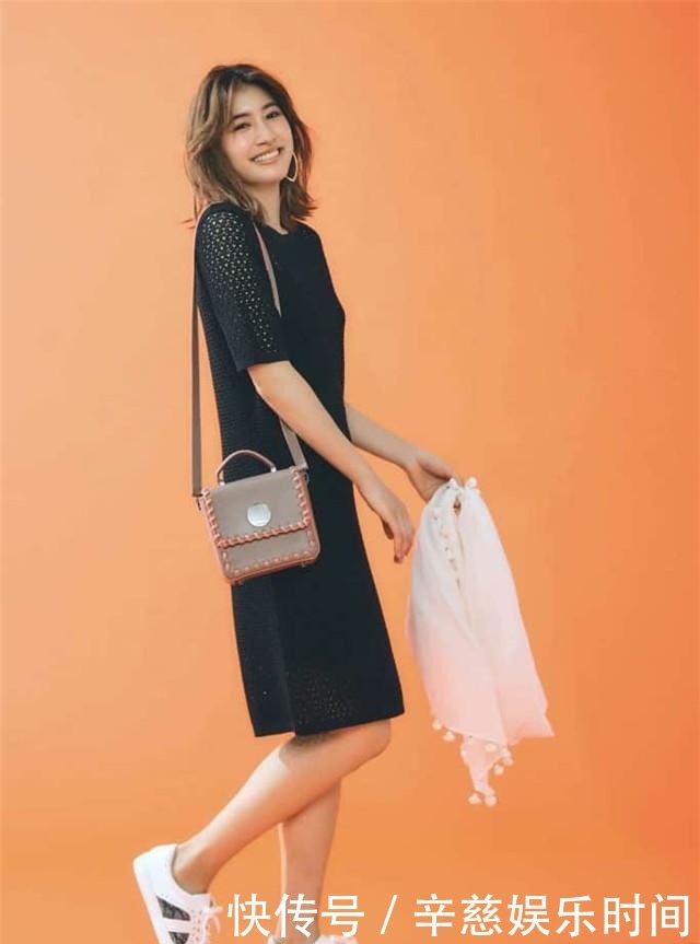 运动鞋|日本女孩太会穿,运动鞋配吊带裙,不会捂脚还时髦