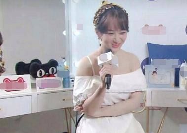  杨紫生|杨紫生图曝光，肩膀圆润身材发福？离开精修被嘲虎背熊腰