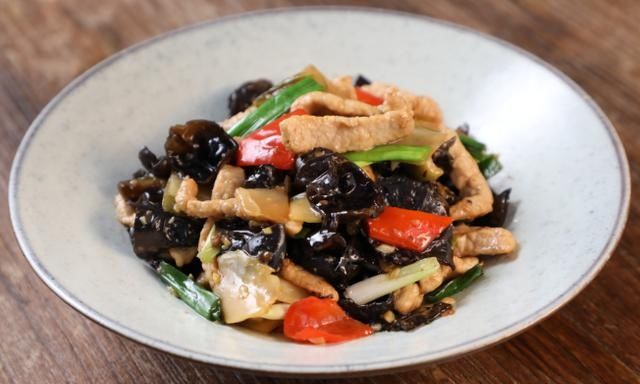  溅出|炒木耳时，容易炸锅溅出？学会这一招，轻松解决，特别实用