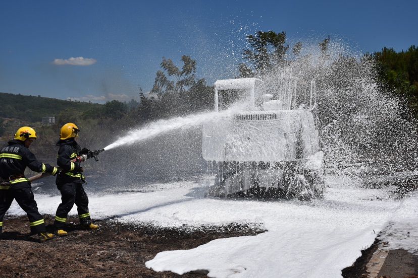  空壳|郴州挖掘机失火烧成空壳，周边是山林，消防5分钟迅速灭火