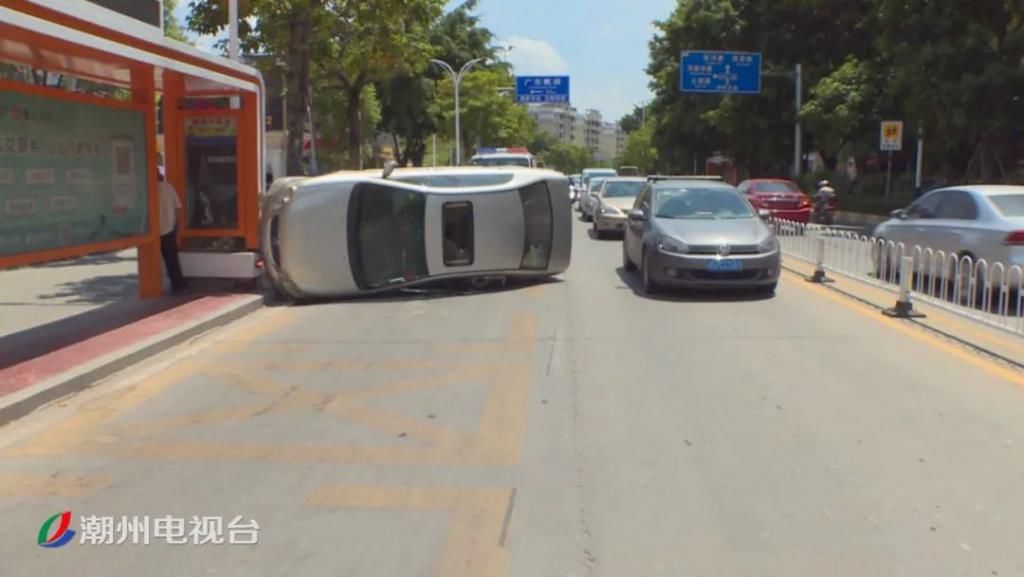  车主|绿榕北路一辆小轿车侧翻在机动车道上，车主一头雾水