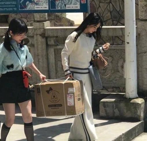  一目了然|《中餐厅4》开录，赵丽颖李浩菲齐聚菜市场，谁更受重视一目了然