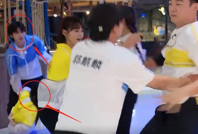  郑恺名牌|郑恺秒撕蔡徐坤名牌，蔡徐坤下一秒的行为，暴露出人品