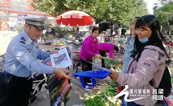 社会|交城交警加强社会面宣传,向路边商贩开展“一老一小”交通安全宣传