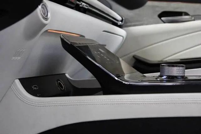 SUV|试驾奔腾全新纯电动SUV E01!造型科幻+三块大屏,驾乘感舒适