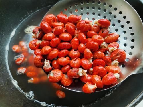  麻辣|冷冻小龙虾尾怎样做好吃？教你这个做法，麻辣鲜香，吃着过瘾