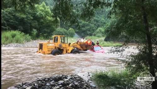  暴涨|雨天河水暴涨，载有4人的SUV困在了河水中...