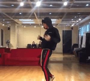  终于|买了张站票上台看《天天向上》的王一博，终于来到自己的街舞主场