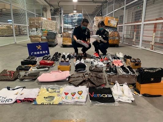 出境|广州出境邮递渠道查获246件侵权鞋包衣帽