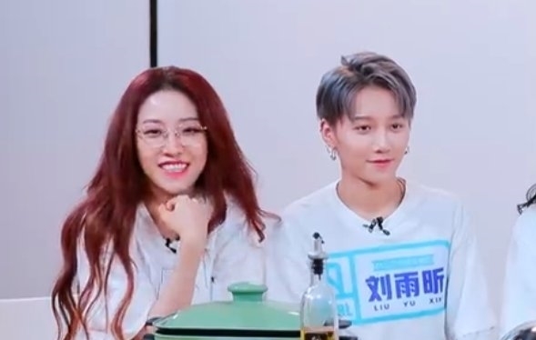 烦恼|刘雨昕临近总决赛很轻松,与劲敌喻言互相打闹,不为争C位而烦恼