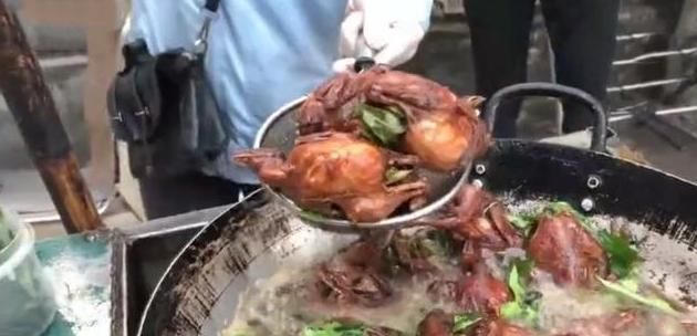 推车|大姐推车卖“罕见”小吃,12元一个,日卖上千个,邻摊傻子才吃