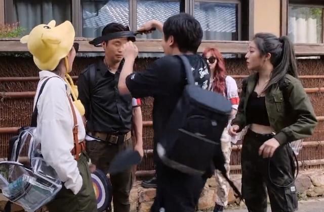  水枪|THE9综艺首秀预告，许佳琪赵小棠玩水枪，谢可寅搭档最帅男神