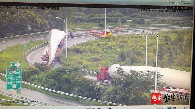  高速|“巨无霸”货车上路，高速交警先护送再处罚