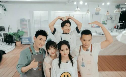  赵丽颖|继《中餐厅》扒拉菜后，赵丽颖再被骂没素质？众人未吃她第一个动筷！