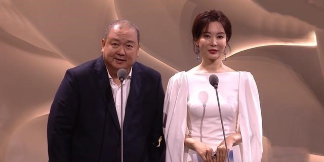 颁奖晚|金鹰晚会状况频出,王一博粉丝尖叫喊懵嘉宾,上一届也曾出现失误