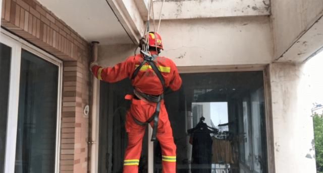  孩子|粗心家长致1岁幼童被困卧室 橙色“超人”空降营救