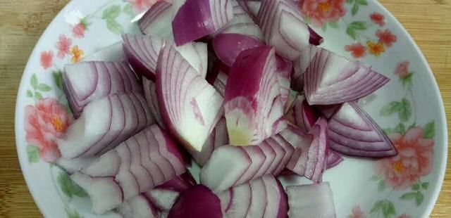  下饭|一个土豆，一个洋葱，吃出妈妈的味道，又香又下饭，真解馋