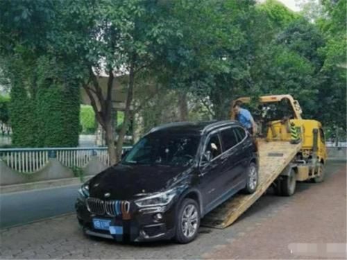 交警|宝马违停13次,交警贴完罚单却被撕碎,车主:随便贴反正我有钱!