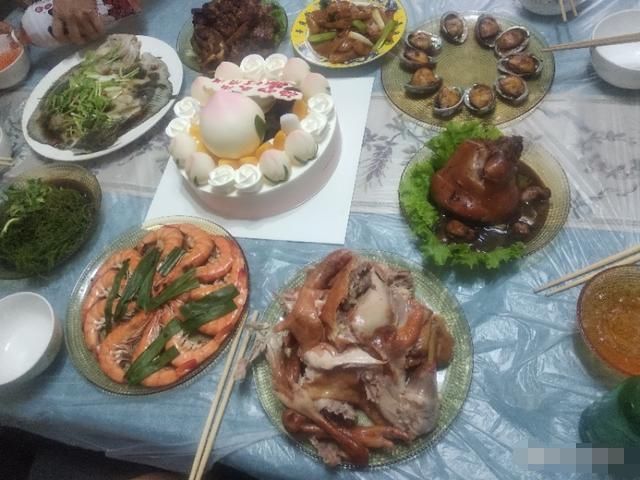 打包剩菜|现在都21世纪了,在农村坐席,最后为什么还要收盘底,把剩菜分了呢?