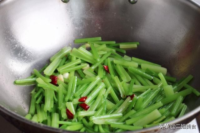 大厨|炒芹菜，牢记别直接下锅炒，大厨：多加一步，芹菜又脆又绿，好吃